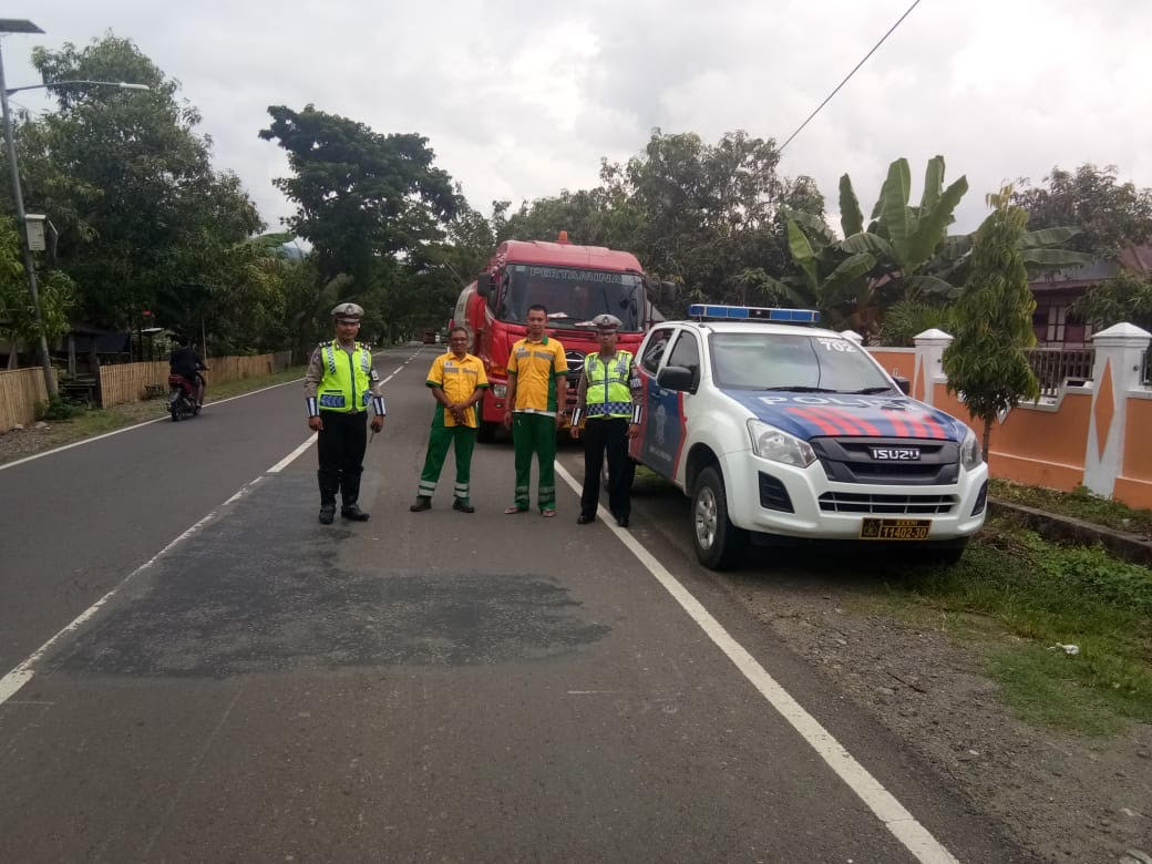 Pastikan Distibusi BBM Berjalan Lancar, Satlantas Kawal Truk Pertamina 291118-Kawal BBM