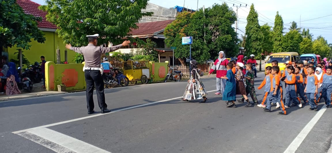 Satlantas Polres Polman Kawal Pawai Porseni SDN 017 Manding 081218-Kawal Pawai