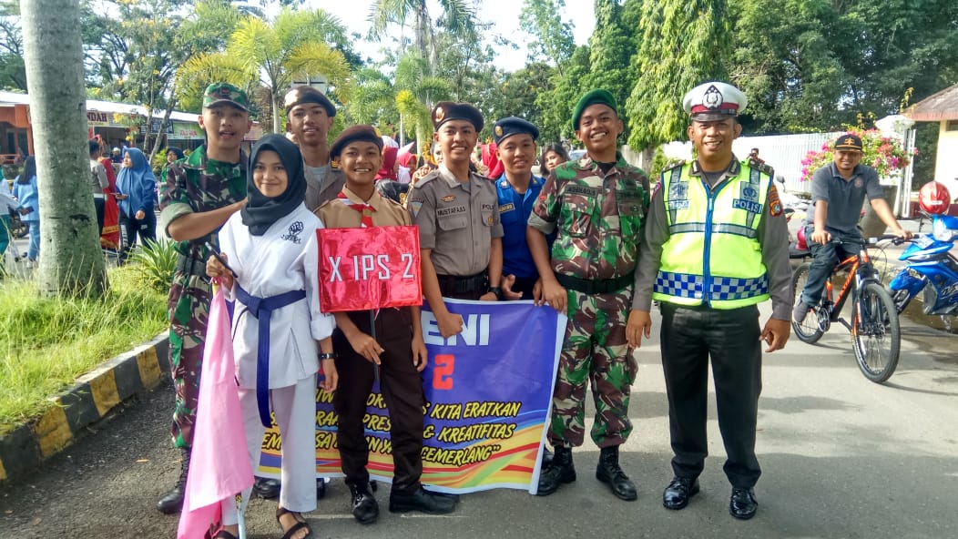 Satlantas Polman Sosialisasi dan Amankan Pawai Porseni SMA NEGERI 1 POLEWALI 13E44CE1-C9C4-41A6-8AC8-5D2747B10F69