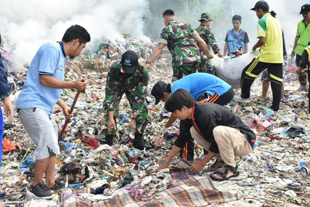 TNIPolri Bersama Masyarakat Bersihkan Sampah di Pantai