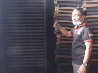 Inspiratif, Pemuda Campalagian Sukses Jadi Eksportir Briket Arang