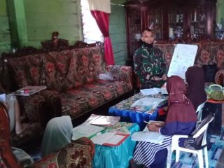 Inspiratif, Babinsa di Polman Bantu Murid Ikuti Proses Belajar Daring