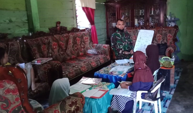 Inspiratif, Babinsa di Polman Bantu Murid Ikuti Proses Belajar Daring