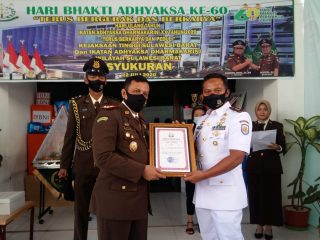 Peringatan Hari Bhakti Adhyaksa ke-60, Komandan Lanal Mamuju Raih Penghargaan