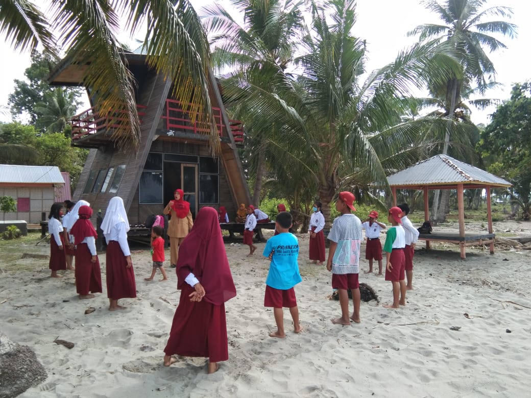 Senangnya Murid SDN 060 Mampie Ikuti KBM Luring di Rumah Penyu 270720-Belajar di Rumah Penyu