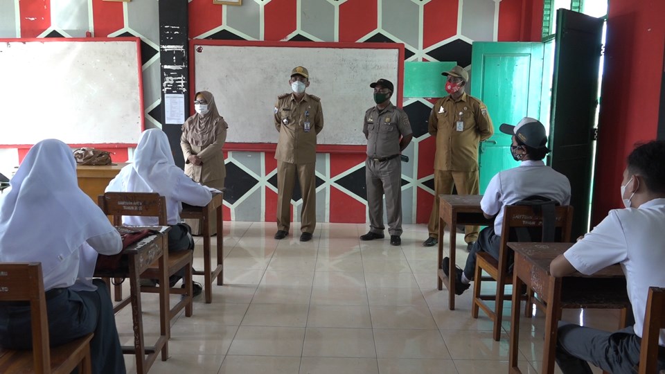 Simulasi PTM di Wonomulyo-Polman, Satgas COVID-19 Tegur Guru Tidak Bermasker 240521-Simulasi PTM2