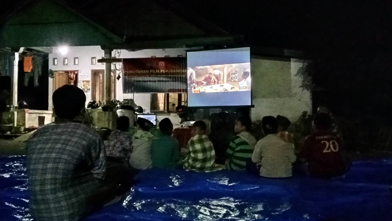 Pupuk Semangat Nasionalisme, Satgas TMMD di Polman ajak Warga Nobar Film Perjuangan 260621-Nobar