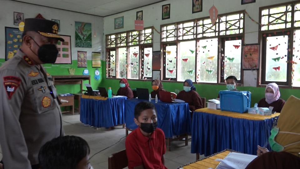Kapolda Sulbar Pantau Proses Vaksinasi 670 Santri di Polman 260821-Kapolda1