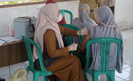 Target Herd Immunity Camat dan Kapolsek Mengedukasi Vaksin di Pelosok ULNOV-12