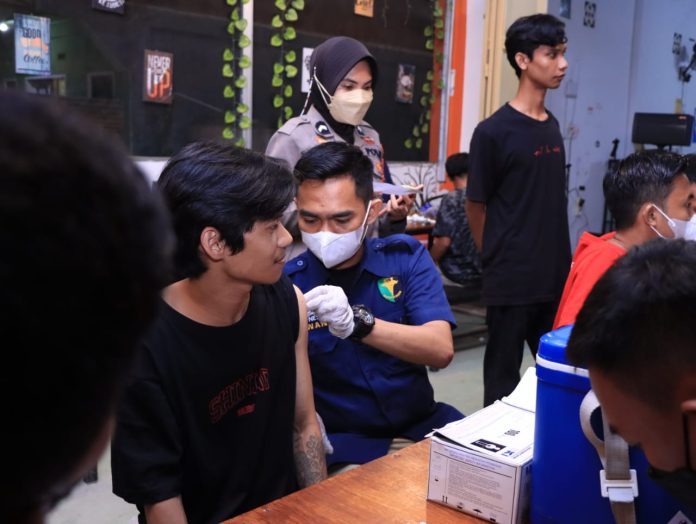 Percepatan Kekebalan Kelompok, Pengunjung Pasar Malam Vaksin di Tempat DES-6