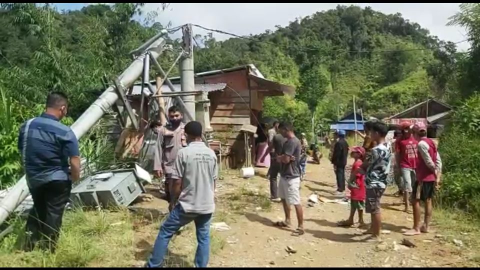 100522-Tiang Listrik Tumbang