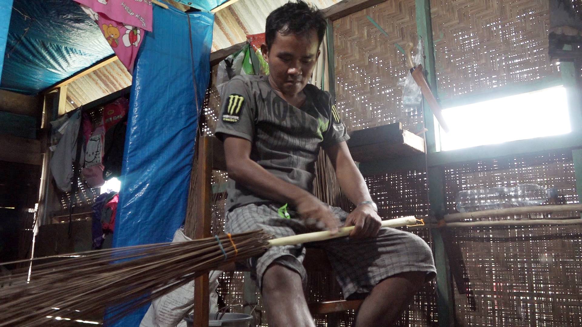 Hidup dari Sapu Lidi, Kerap Makan Nasi Berlauk Garam 110622-Lumpuh1