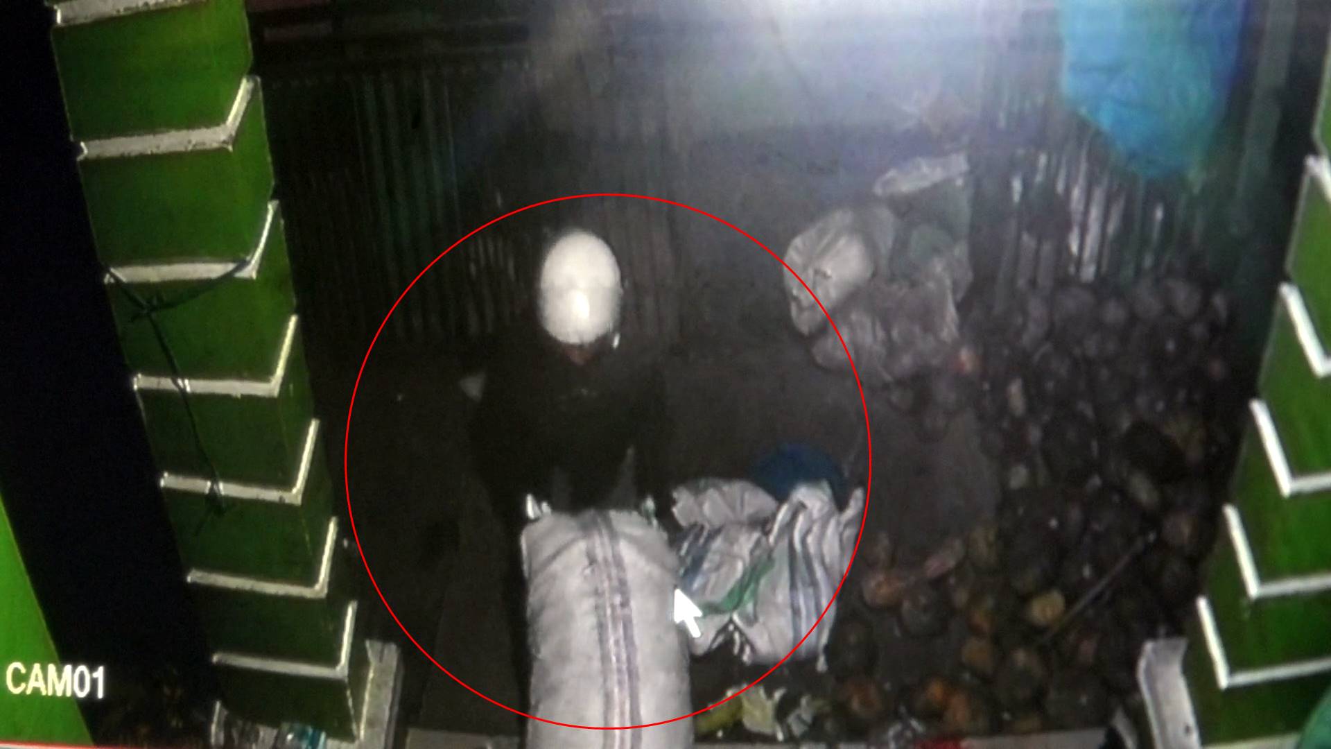 Aksi Pencurian Sekarung Cabai di Wonomulyo Terekam Kamera Pengawas 280922-Curi2