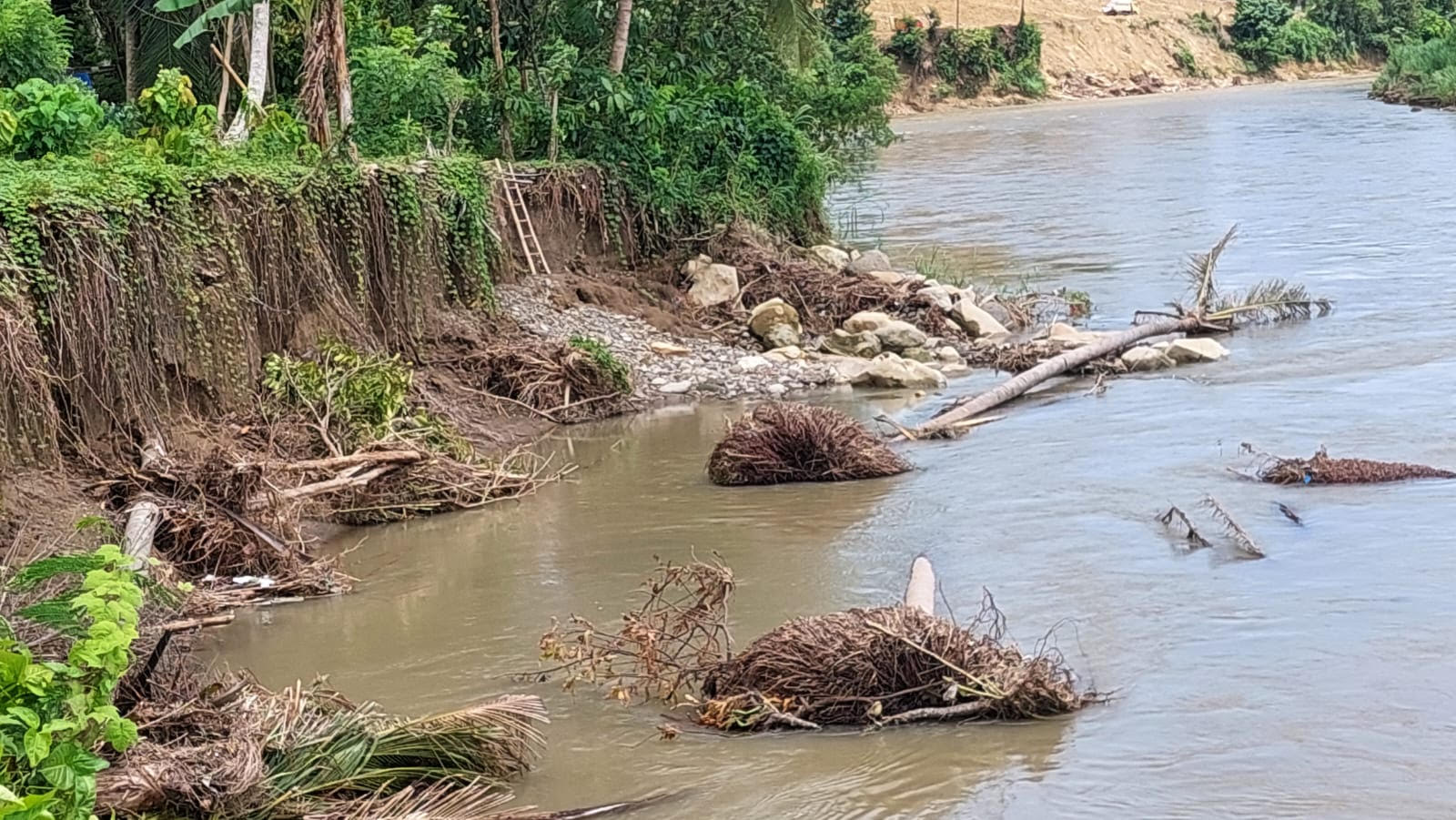 Ketika Warga Dusun Sumbiri Stres Dihantui Abrasi Sungai Mandar 171022-Abrasi Sungai Mandar