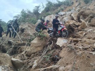 Longsor Setinggi 10 Meter Lumpuhkan Akses Jalan Pana-Nosu di Mamasa