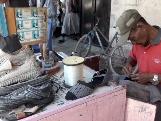 Penjahit Sandal-Sepatu di Wonomulyo Banjir Order Jelang Idul Fitri