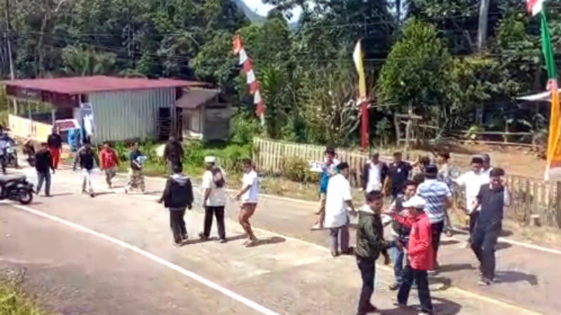 Massa Pendukung Cakades di Mamasa Terlibat Keributan Gegara Saling Ejek 110423-Ribut2