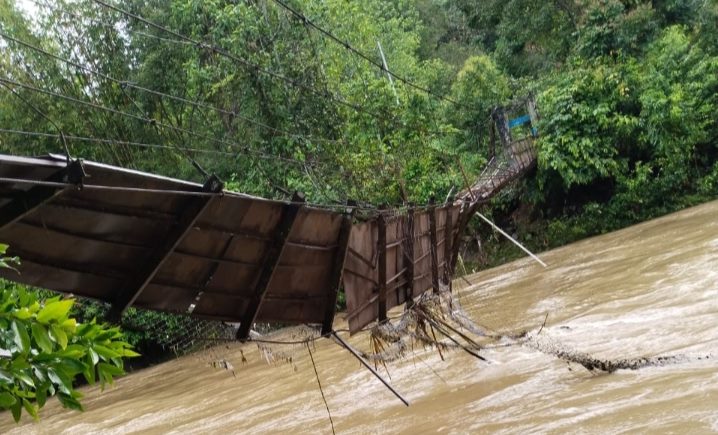 Jembatan Rusak Akibat Diterjang Banjir Sebabkan 16 KK Terisolir Di ...