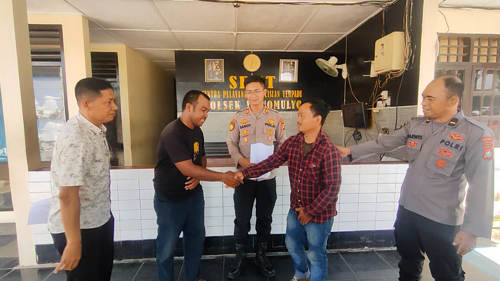 Kapolsek Urban Wonomulyo Damaikan Dua Pria yang Terlibat Ketegangan dan Videonya Viral 071223-Damai