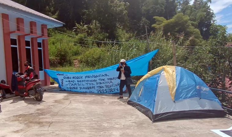 Guru Mogok Mengajar Tuntut Sertifikasi Dan Tamsil Dirikan Tenda Di ...