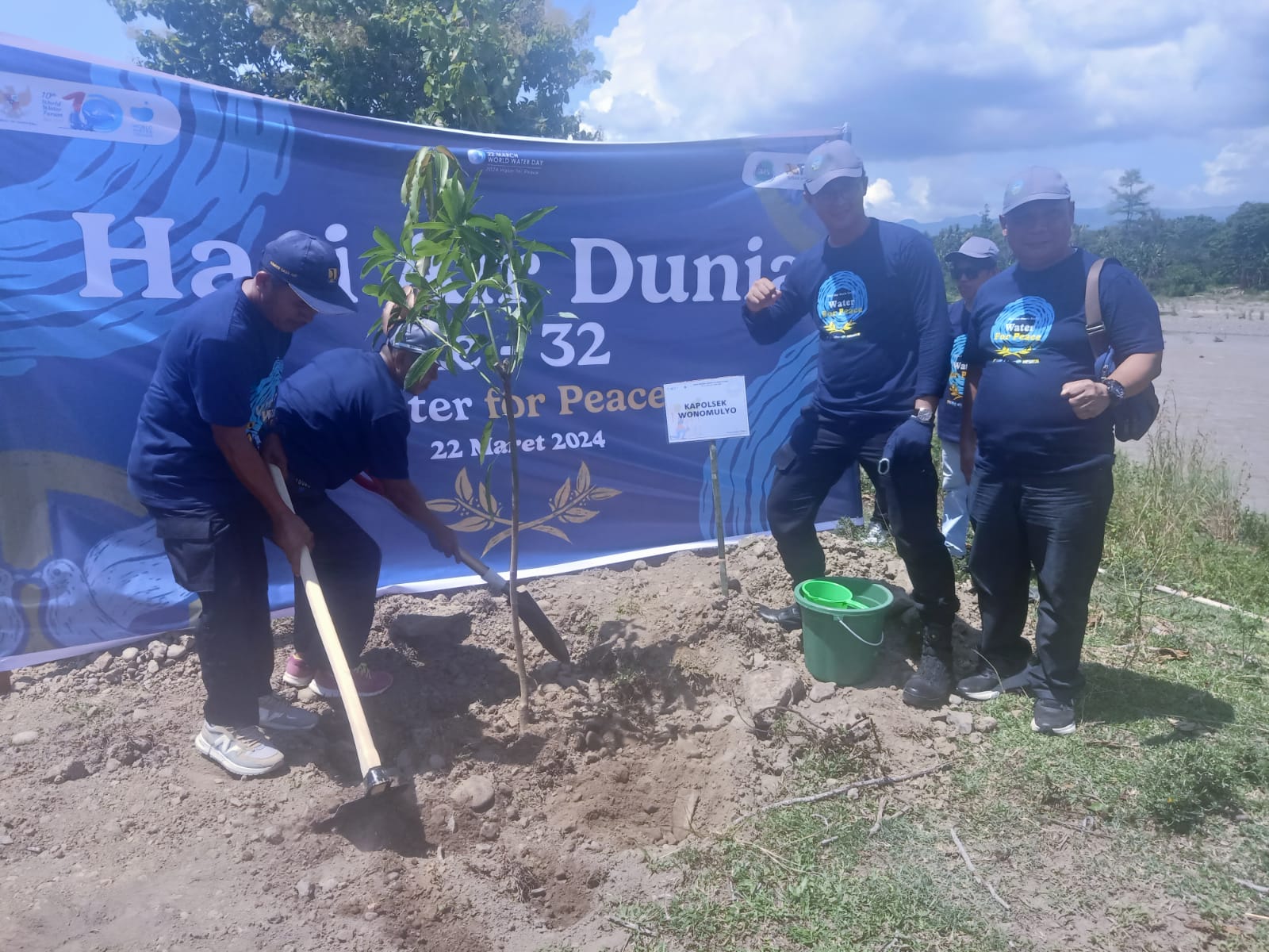 Kapolsek Urban Wonomulyo Tanam Pohon Untuk Peringati Hari Air Sedunia