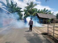 Bhabinkamtibmas Polsek Wonomulyo Pantau Pelaksanaan Fogging di Desa Sumberjo