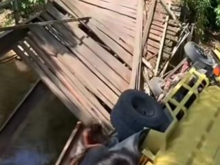 Jembatan 10 Meter di Sulewatang Polman Ambruk saat Dilalui Truk Bermuatan Batu-Ganggu Aktivitas Warga