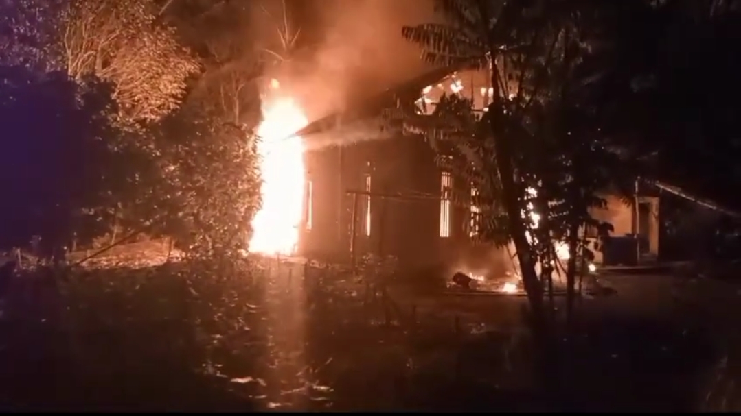 Sebuah Rumah di Rappang Polman Ludes Terbakar, Kerugian Rp 75 Juta Sebuah Rumah di Rappang Polman Ludes Terbakar, Kerugian Rp 75 Juta