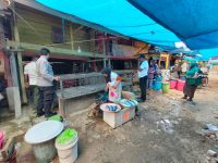 Trantib Tertibkan Kandang Ayam Langgar Aturan di Pasar Ikan Wonomulyo Polman