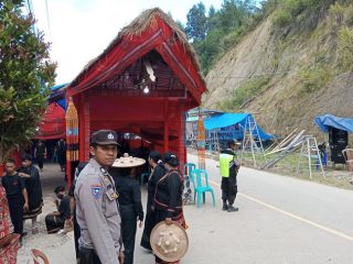 Personel Polres Mamasa Pengamanan Rangkaian Upacara Rambu Solo di Lambanan