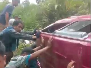 Sopir Tertindih Mobil Terguling usai Gagal Lalui Jalan Rusak-Menanjak di Polman, Korban Dievakuasi ke RS