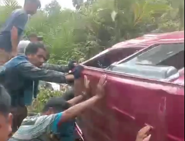 Sopir Tertindih Mobil Terguling usai Gagal Lalui Jalan Rusak-Menanjak di Polman, Korban Dievakuasi ke RS Sopir Tertindih Mobil Terguling usai Gagal Lalui Jalan Rusak-Menanjak di Polman, Korban Dievakuasi ke RS