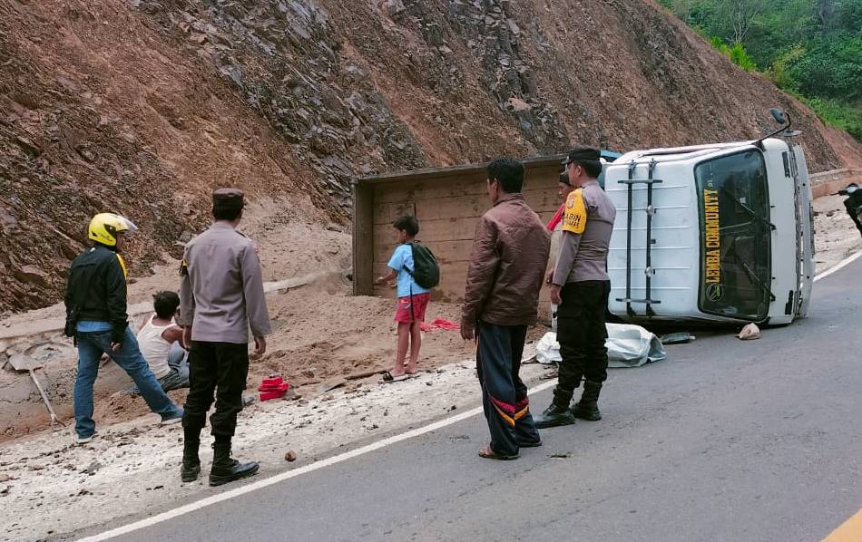 Truk Bermuatan Pasir Terguling usai Gagal Nanjak di Mamasa, Tidak Ada Korban Truk Bermuatan Pasir Terguling usai Gagal Nanjak di Mamasa, Tidak Ada Korban