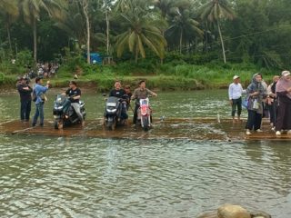 Naik Rakit ke Pelosok, DIGASKAN Janji Tingkatkan Infrastruktur Jalan-Jembatan Jika Terpilih di Pilkada Polman