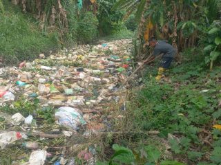 Warga Resah, Tumpukan Sampah Penuhi Saluran Pembuangan di Sumberjo Polman