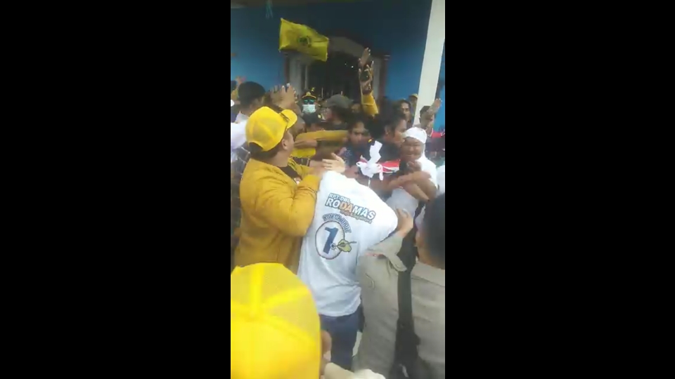 Massa Pendukung Saling Ejek-Dorong saat Debat Paslon Bupati-Wakil Bupati di Mamasa 041124-Ribut Debat