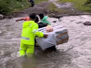 Suka Duka Polisi di Polman, Jatuh Bangun-Bertaruh Nyawa Kawal Distribusi Logistik Pilkada