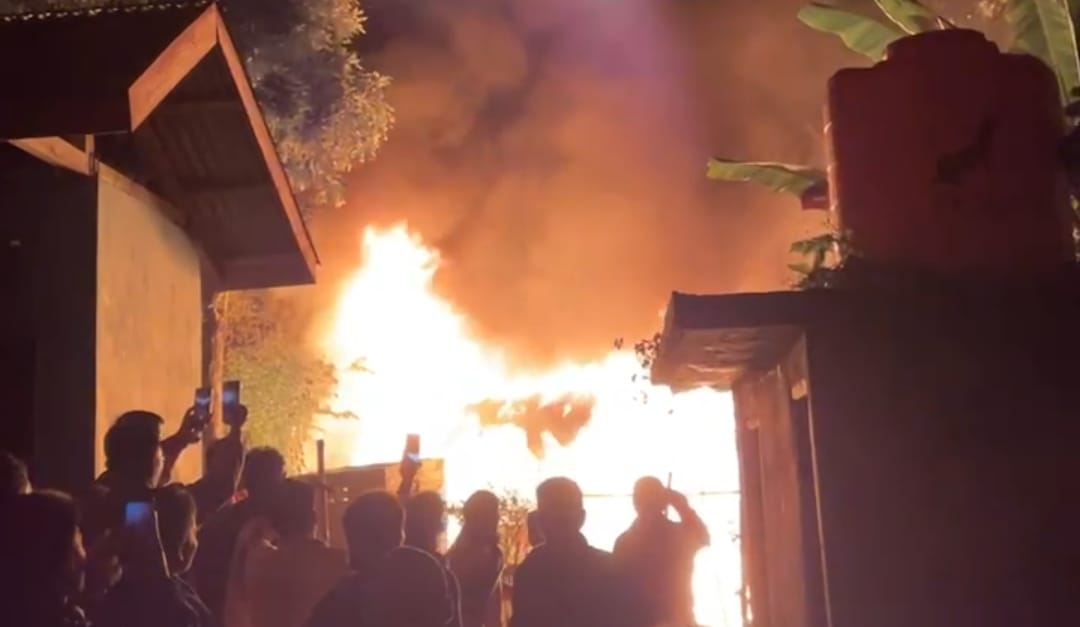 Sebuah Rumah Ludes Terbakar Diduga Akibat Korsleting di Mamasa Sebuah Rumah Ludes Terbakar Diduga Akibat Korsleting di Mamasa