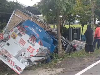 Truk Tangki Ringsek usai Tabrak Pagar-Gerbang Rumah Warga di Polman