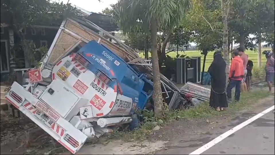 Truk Tangki Ringsek usai Tabrak Pagar-Gerbang Rumah Warga di Polman Truk Tangki Ringsek usai Tabrak Pagar-Gerbang Rumah Warga di Polman