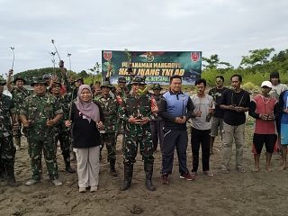 Personel TNI Tanam Mangrove di Garassi Polman Sambut Hari Juang TNI AD