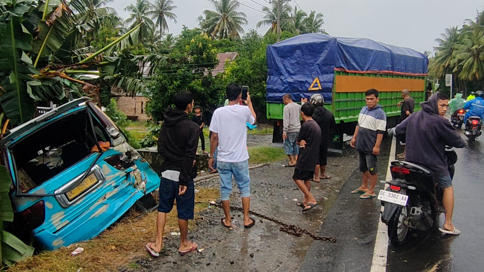 Mobil Angkot Ringsek usai Diseruduk Truk di Polman, 4 Penjual Sayur Terluka Mobil Angkot Ringsek usai Diseruduk Truk di Polman, 4 Penjual Sayur Terluka