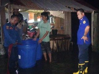 Damkar Polman Salurkan Air Bersih untuk Warga Terdampak Banjir di Matakali