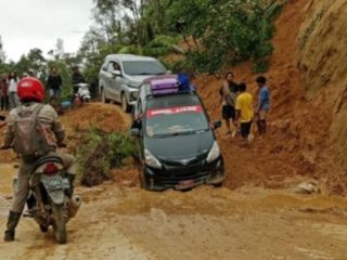 Longsor Putus Akses Jalan di Nosu Mamasa, Warga Pulkam Rayakan Natal Harus Tarik Kendaraan