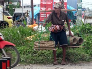 Pilu Lansia Bernama Jalang di Polman, Berjuang Susuri Jalan Panjang Jual Anyaman Demi Hidup