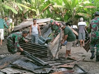 Gerak Cepat Prajurit TNI Bantu Korban Kebakaran di Bonne-Bonne Polman