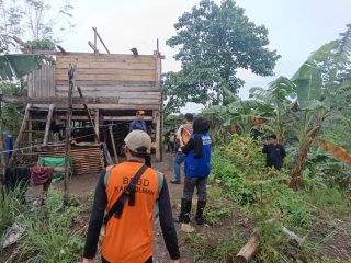 8 Rumah Rusak Akibat Terjangan Angin Puting Beliung di Polman