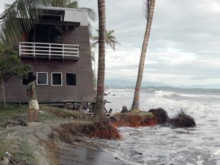 Warga Mampie Polman Kecewa, Pemkab Janji Beri 2000 Lembar Karung untuk Antisipasi Abrasi - Realisasi 600 Lembar