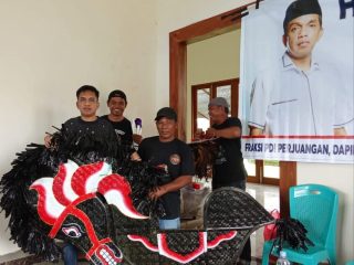 Wakil Ketua DPRD Sulbar Abdul Halim Serahkan Bantuan Alat Kesenian di Polman