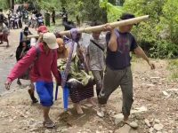 Ibu Hamil Hendak Melahirkan di Polman Ditandu Warga 20 Km Menuju Puskesmas gegara Jalan Rusak